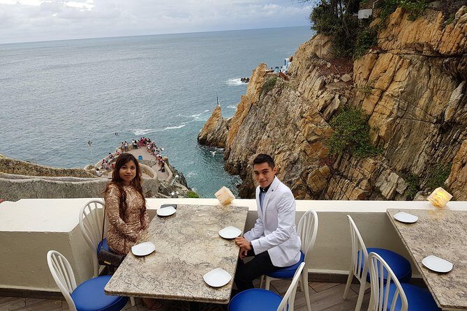 DeLuxe Cliff Divers+Sunset Exhibition byNight w/Different Options - Watching Acapulco’s High Cliff Divers at El Mirador