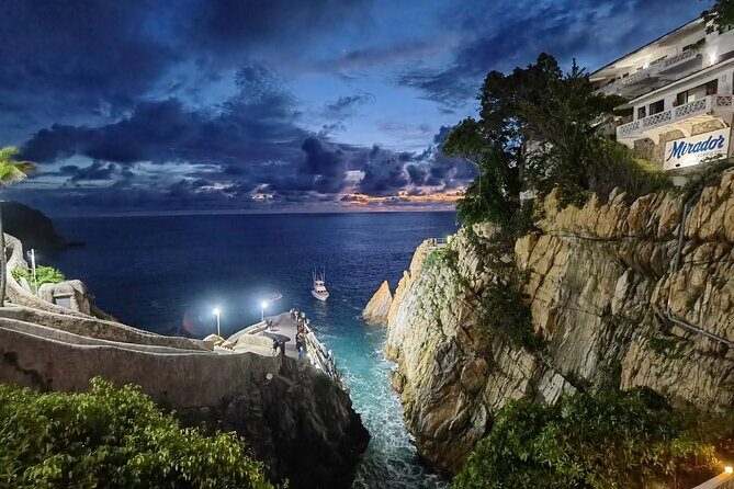 DeLuxe Cliff Divers+Sunset Exhibition byNight w/Different Options - The Guides Make the Difference: Jesus and Rodolfo (Rudy)