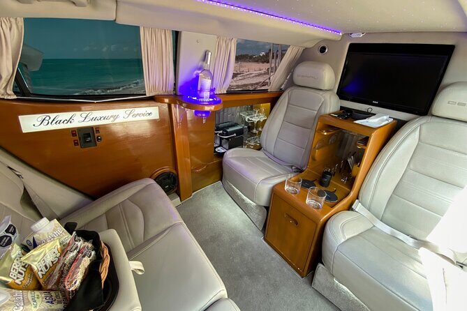 Deluxe GMC Limousine from CUN Airport to Playa Mujeres - Avoiding Cancun airport scams: what to do when someone tries to grab you