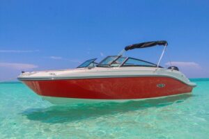 Deluxe Private Boats - 24 ft Sea Ray - Cruising through San Miguel de Cozumel by speedboat