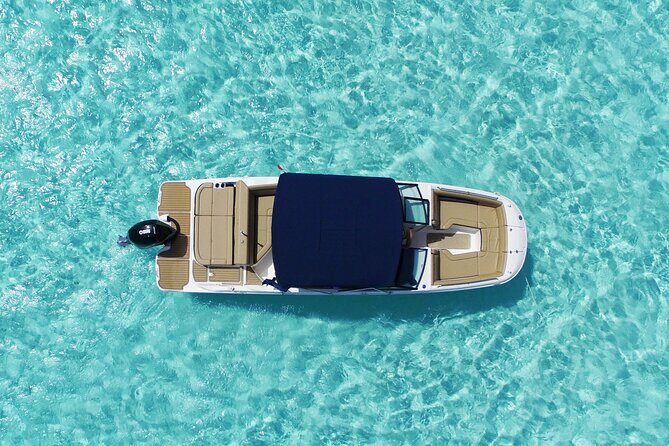 Deluxe Private Boats - 27 ft Sea Ray - Entering The 27 ft Sea Ray: Private Comfort in Cozumel