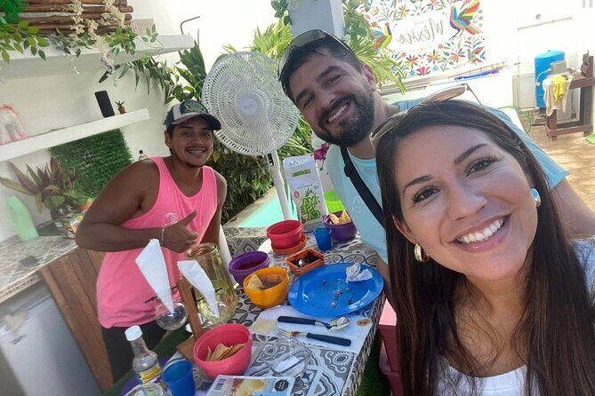 Elaboration of tortillas by hand following the Mexican tradition - Meet Alex and the small-group advantage