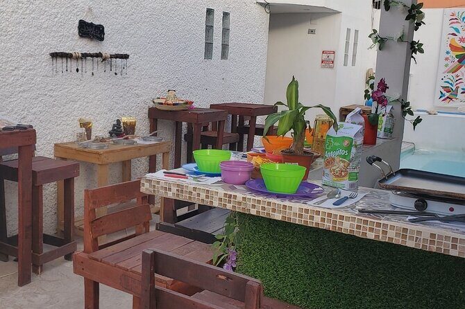 Elaboration of tortillas by hand following the Mexican tradition - Who should book this tortilla-making class