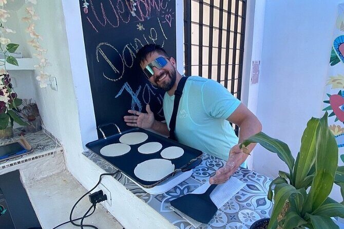 Elaboration of tortillas by hand following the Mexican tradition - The practical checklist before you go