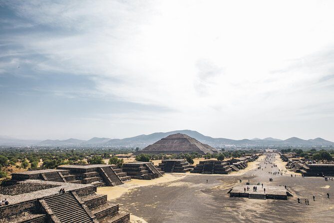 Express Tour to Teotihuacan Pyramids. Be the first to arrive! - Pyramid of the Sun: climbing expectations and the reality on the ground