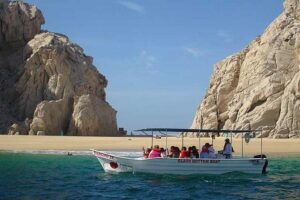 Famous Arch tour with Glass Bottom Boat. - Meeting Point and Getting There Without Stress
