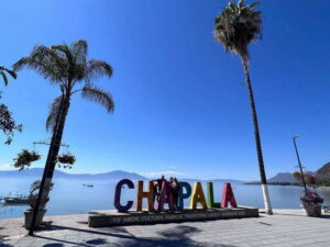 From Guadalajara: Enchanting Lake Chapala & Ajijic Day Trip - The craft stop at Tienda De Artesanías Los Tres Potrillos