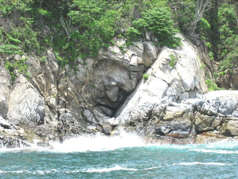 From La Crucecita: Private Huatulco 7 or 5 Bays Boat Trip - Why a Private Huatulco Boat Cruise Feels Different