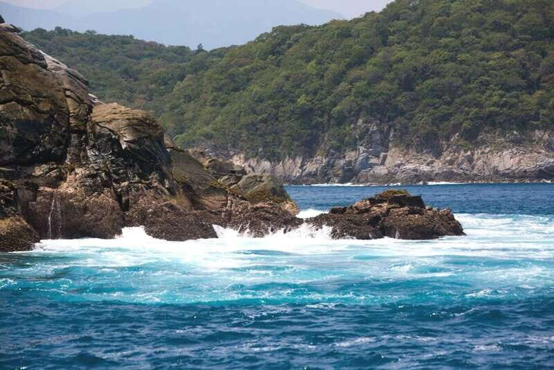 From La Crucecita: Private Huatulco 7 or 5 Bays Boat Trip - First Sail, Dolphin Watch, and Wildlife Expectations (Realistic)