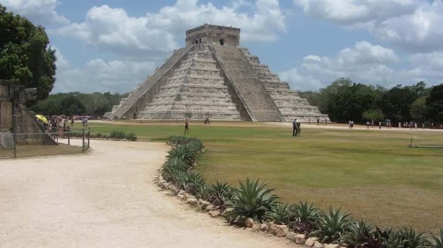 From Merida: Chichen Itza, Cenote, and Izamal, a Magical Town with Lunch - Izamal, Pueblo Mágico: quick color and a town break