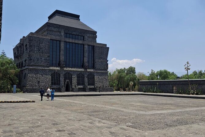 Full-Day Private Tour of Mexico City: Teotihuacan and Xochimilco - Stop 3: Xochimilco on Trajineras and Chinampas