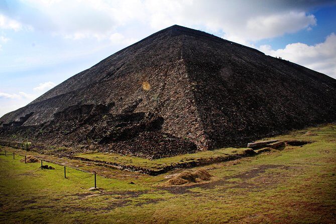 Full-Day Teotihuacan & Basilica Guadalupe Tour - Stop 3: Teotihuacan archaeological zone—how to get value from 2 hours