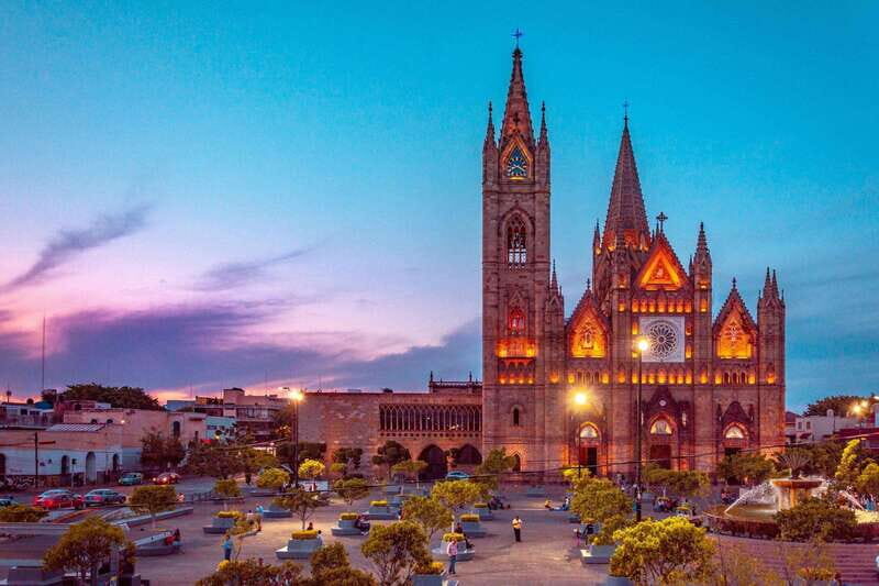 Guadalajara: Guided Tlaquepaque Night Tour with Hotel Pickup - Night logistics: what 8:15 pm to after midnight feels like