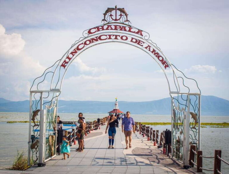 Guadalajara: Lake Chapala and Ajijic Day Trip with Boat Trip - The van ride setup and why timing matters