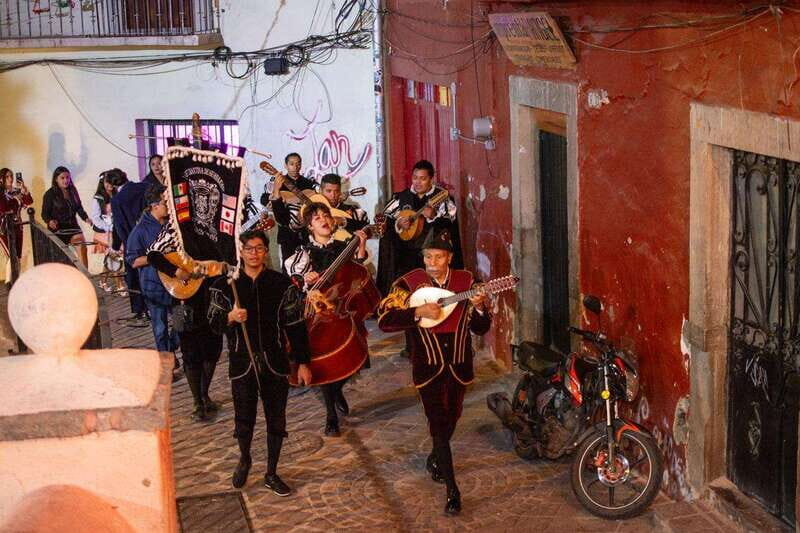 Guanajuato: Night Walk with the Estudiantina - The Salto del Mono dance show: the moment it turns from walking to performance