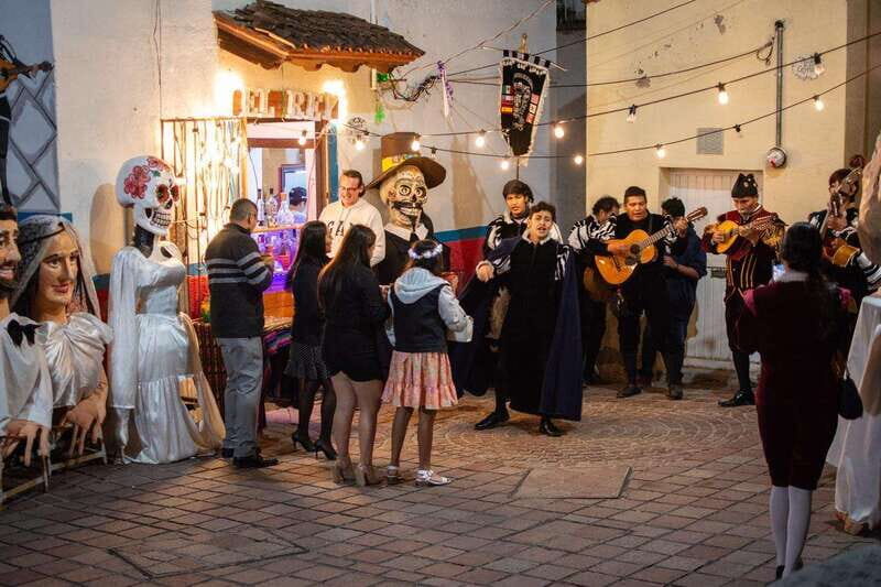 Guanajuato: Night Walk with the Estudiantina - Callejón del Beso walk: legends, songs, and the city’s quirks in motion