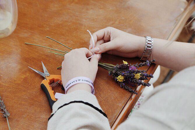 Guided Lavender Experience: Cultivation, Uses and Tasting - Crafting souvenirs: bouquet and sachet at the right pace