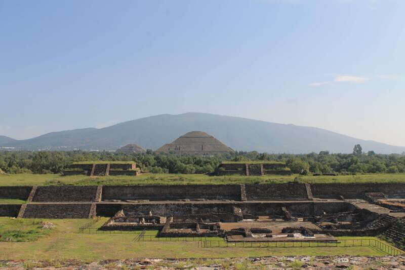 Guided tour of Mexico City: Teotihuacan, Guadalupe, and the Mexica city of Tlatelolco - Lunch and fiesta time: when the tour slows down