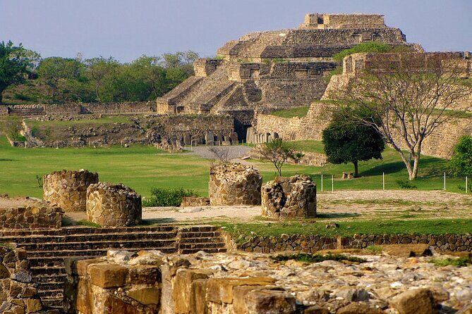 Half day tour to Monte Albán - Los Danzantes and the ceremonial platforms: reading stone carvings