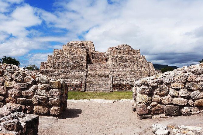 Immersive Cañada de La Virgen Pyramid Tour - Climbing the central building for the view