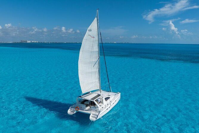 Isla Mujeres Day Tour with Catamaran, Snorkeling & Beach Club - Lunch at the Playa Club: Food, Vegetarian Options, and Drink Timing