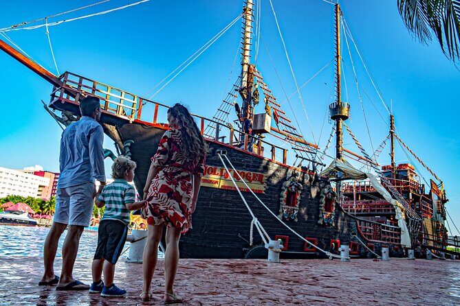 Jolly Roger Pirate Show and Dinner in Cancun - The pirate show: Captain Black Jack, rope action, and audience chaos