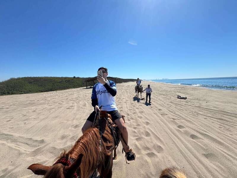 Jungle and beach horseback ride + lunch + mezcal - The 1.5-hour ride: jungle trails and beach time
