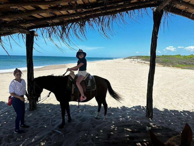 Jungle and beach horseback ride + lunch + mezcal - The short shopping stop: practical souvenirs and gifts