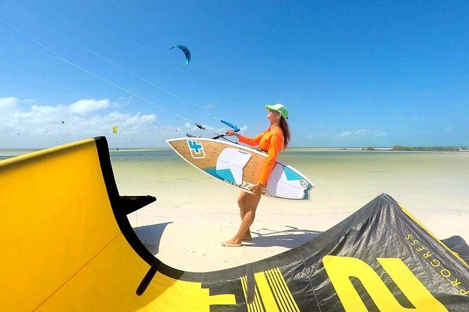 Kitesurfing lessons in Isla Holbox - Las Nubes: Beginner-Friendly Kite Practice in Calm Shallows