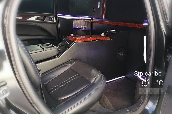 Lincoln Strecth Limousine with Wi Fi on board - Refresh before Tulum: espresso and wet facial towels