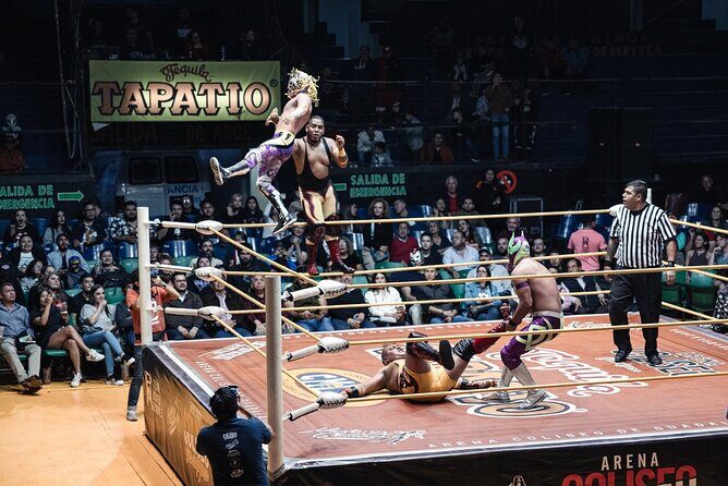 Lucha Libre Tour at the Arena Coliseo de Guadalajara as a local - A Busy Walk to the Arena: Staying Together Without Stress
