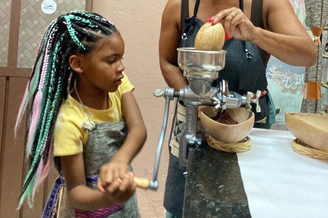 Make Your Own Chocolate with Oaxacan Tradition Private Class - Who leads the class, and how the teaching feels