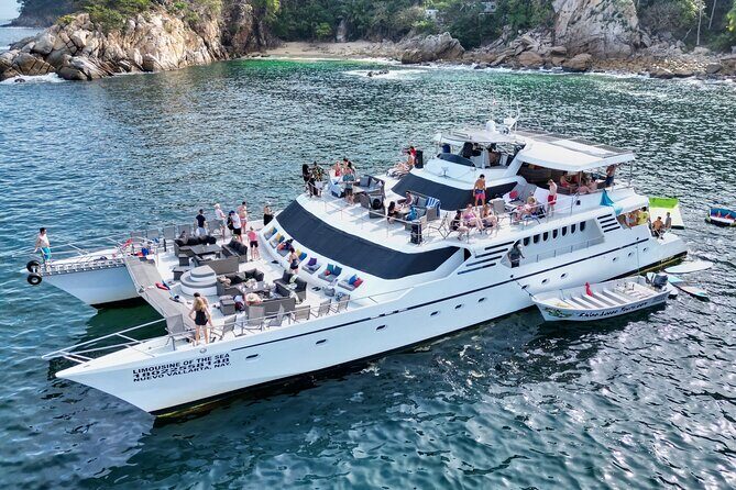 Mega Yacht Limousine of the Sea 1: Puerto Vallarta - Playa Chica Locca: two hours of boat-access beach time