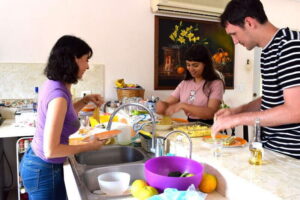Mérida Cooking Class, taste of Yucatan - Shopping for Yucatán flavor: chaya, achiote, peppers, and habanero