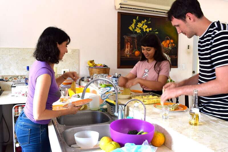Mérida Cooking Class, taste of Yucatan - Shopping for Yucatán flavor: chaya, achiote, peppers, and habanero