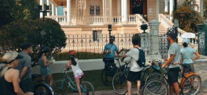 Mérida: Montejo Boulevard and Historic Center bike tour - Paseo Montejo by bike lanes: palms, shade, and an easy rhythm