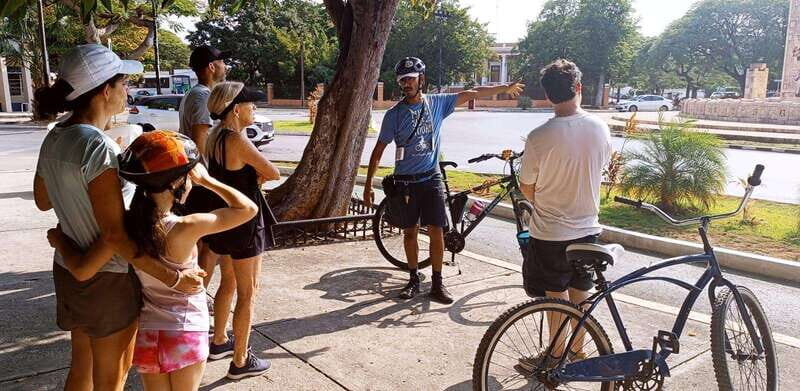 Mérida: Montejo Boulevard and Historic Center bike tour - Monument to the Homeland: a quick guided stop that sets the tone