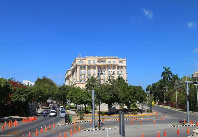 Mérida: Panoramic Sightseeing Tour Bus Ticket with 2 Routes - Barrios Circuit: neighborhoods, zoo sightlines, and Paseo Montejo Avenue