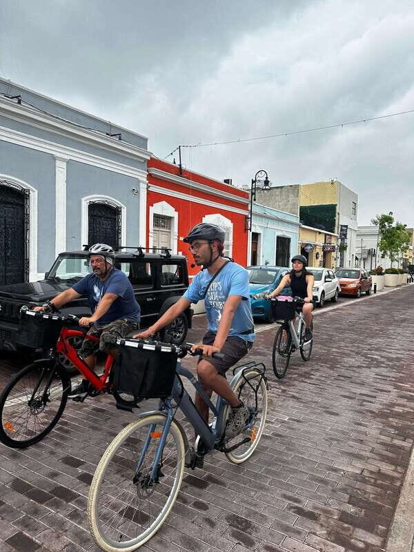 Mérida: The E-bike tour with history and culture - Montejo Avenue: Monument to the Homeland and mansions