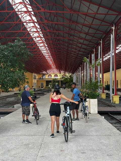 Mérida: The E-bike tour with history and culture - Southbound old neighborhoods and the cobblestone return