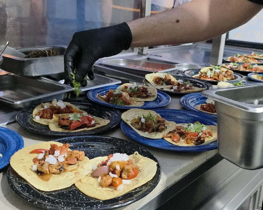 Mexican Night: Wrestling + Tacos + Tequila. Mexico City - Showtime: rudos vs técnicos, crowd reactions, and the kind of interaction you should expect