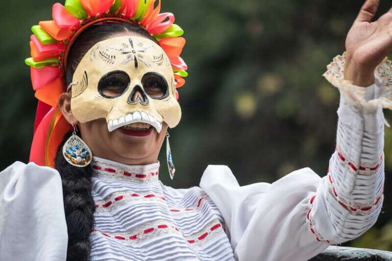 Mexico City: Day of the Dead Guided Tour - Pickup, bus rides, and why the pace matters