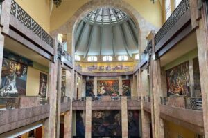 Mexico City: Exclusive Tour of Palacio de Bellas Artes - Starting at the palace: quick entry and a clear plan
