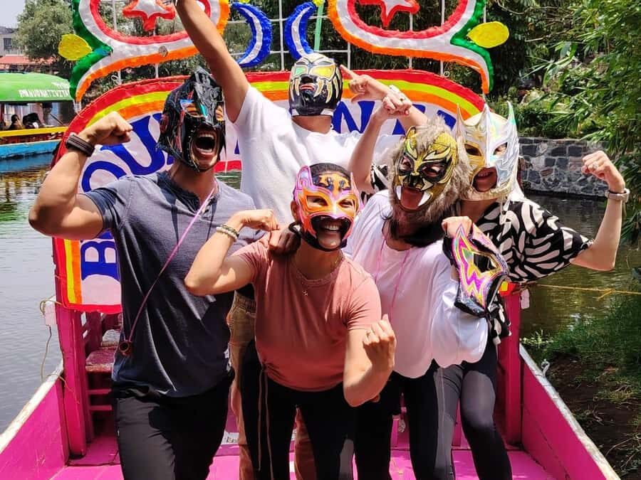 Mexico City: Expert-Guided Boat Tour with Lunch and Drinks - Xochimilco canals in 150 minutes: the vibe and pacing you can plan around
