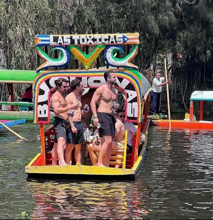 Mexico City: Expert-Guided Boat Tour with Lunch and Drinks - Your guide: local university storytelling in English, Spanish, and French