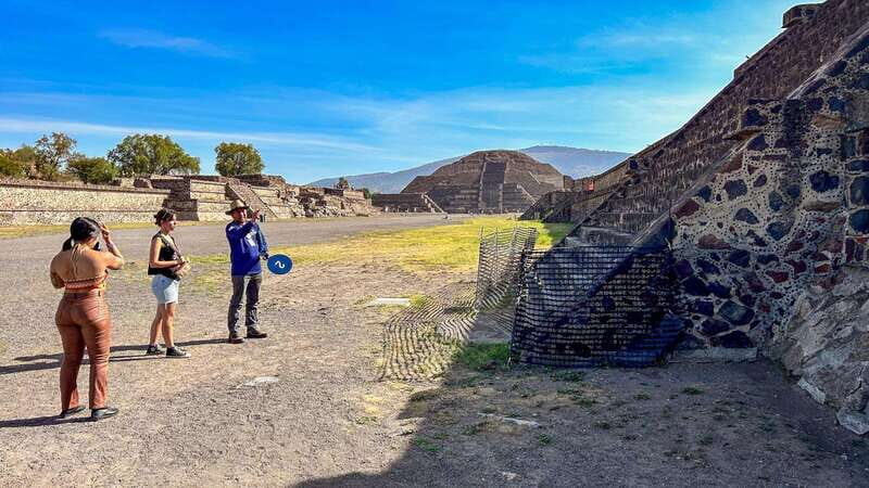 Mexico City: Private Teotihuacan Archeological Tour - Lunch at the Teotihuacan area: budget tip for an 8-hour day
