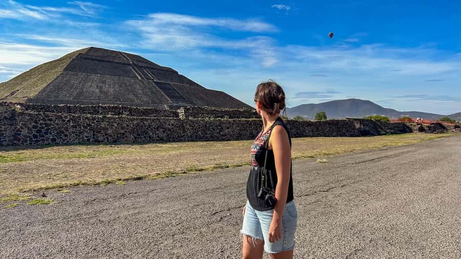 Mexico City: Teotihuacan Early Access & Tula Private Tour - The obsidian workshop and tequila tasting stop: craft, shopping, and a breather