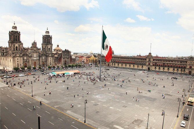 Mexico City Tour Bilingual Tour - The Cathedral area: where the story gets concrete