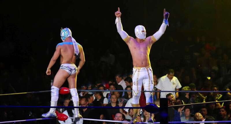 Mexico City: Turiluchas Amazing Wrestling Show - The Bus Conversation With a Professional Wrestler