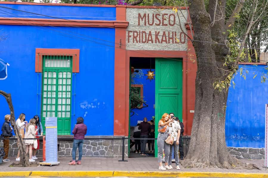 Mexico City: Xochimilco, Coyoacan & Frida Kahlo with Lunch - How the 9–10 hour route really feels in Mexico City